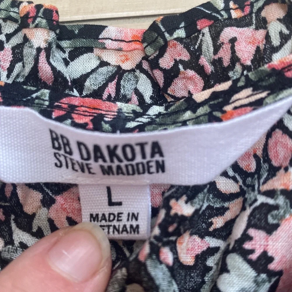 NWOT BB Dakota Steve Madden Women L Floral Blouse. Ruffles on sleeves and neck. - Picture 10 of 11